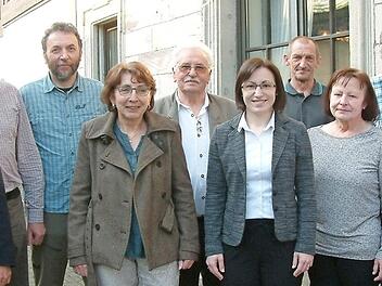 Der Vorstand der Ortsgruppe Steinwiesen des Frankenwaldvereins mit Wanderkönig Walter Deuerling (Zweiter von rechts). Von links: Bürgermeister Gerhard Wunder, Wegewart Peter Wahlich, Hüttenwart Wilfried Deuerling, Kassierin Lydia Deuerling, Ehrenvorsitzender Leonhard Tesching, Vorsitzende Jessica Deuerling-Feil, Wanderwart Wolfgang Richter und Schriftführerin Maria Kochdumper Foto: Hans Franz