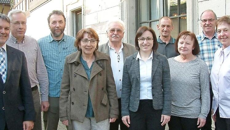 Der Vorstand der Ortsgruppe Steinwiesen des Frankenwaldvereins mit Wanderkönig Walter Deuerling (Zweiter von rechts). Von links: Bürgermeister Gerhard Wunder, Wegewart Peter Wahlich, Hüttenwart Wilfried Deuerling, Kassierin Lydia Deuerling, Ehrenvorsitzender Leonhard Tesching, Vorsitzende Jessica Deuerling-Feil, Wanderwart Wolfgang Richter und Schriftführerin Maria Kochdumper Foto: Hans Franz