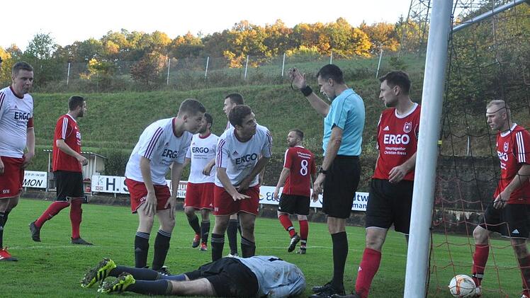 Großer Aufreger in der Nachspielzeit: Referee Dieter Wolf erkennt den vermeintlichen Ausgleichstreffer nicht an, da Gästekeeper Holger Schmidt schon die Hände am Ball hatte, bevor ihn Dominic Amon in die Maschen spitzelte.