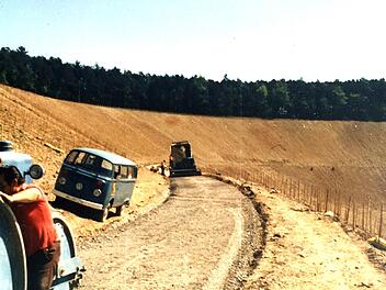 Flurbereinigung: Im Mai 1980 rückten die Planier- und Laderaupen an und bewegten rund 150 000 Kubikmeter Erde. Foto: Adolf Keller