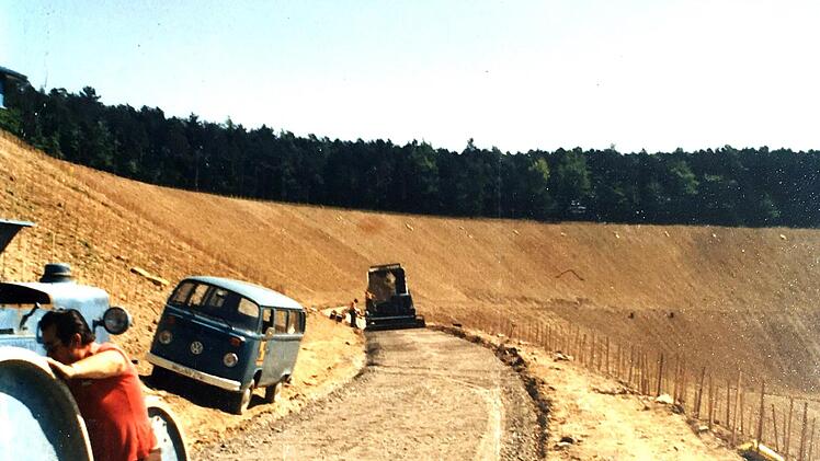 Flurbereinigung: Im Mai 1980 rückten die Planier- und Laderaupen an und bewegten rund 150 000 Kubikmeter Erde. Foto: Adolf Keller