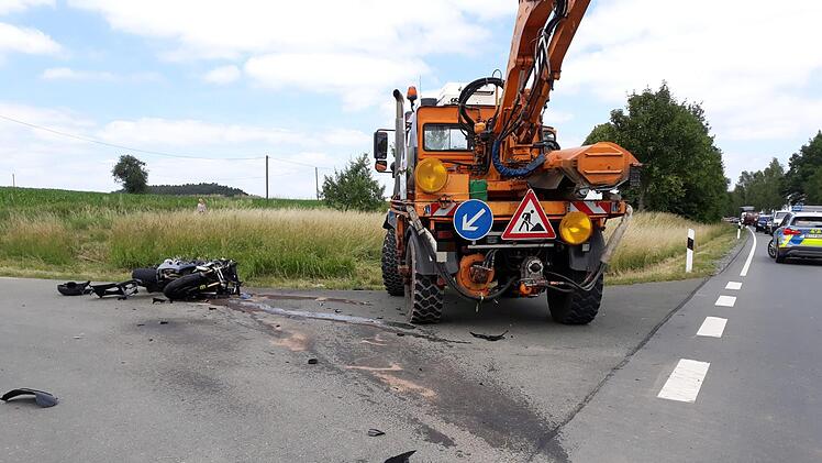 Am Dienstagvormittag kam es auf der B85 im Kreis Bayreuth zu einem schweren Unfall, bei dem ein Mensch schwer verletzt wurde, Auf Höhe Heinersreuth kollidierten ein Motorradfahrer und eine Baumaschine.  NEWS5/Holzheimer