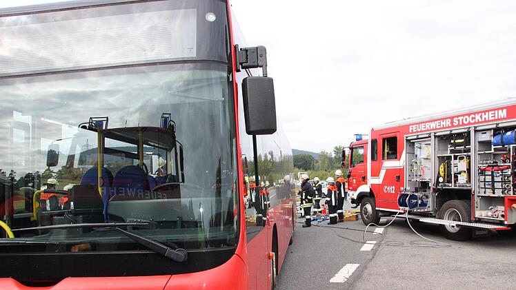 Schwerer Unfall am Freitagvormittag (14. September 2018) zwischen Mitwitz und Kaltenbrunn. Ein Milchlaster war in einen Linienbus gekracht. Foto: Andreas Schmitt