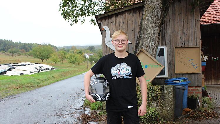Jan Heinle fährt täglich mit dem Roller zu seiner Ausbildung nach Weißenbach - bei fast jedem Wetter. Foto: Julia Raab