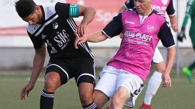 Torschütze Sertan Sener (links) gegen Niklas Hackenberg von der SpVgg Selbitz.