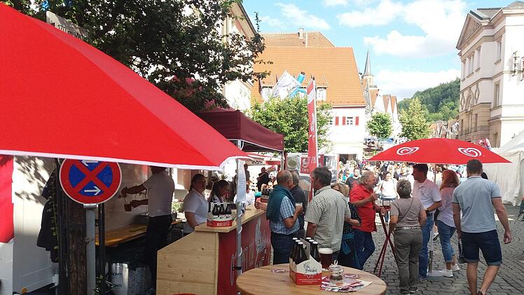 Die Menschen mit Behinderung schenkten das Bier auch aus. Foto: Jürgen Scheibe