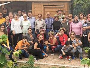 Eine bunt gemischte Gesellschaft feierte das Sommerfest des Asylkreises Lauteral.  Foto: Christine B&uuml;hling