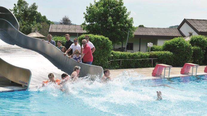 Becken und Rutsche m&uuml;ssen von der Wasserwacht im Blick behalten werden.Maria L&ouml;ffler