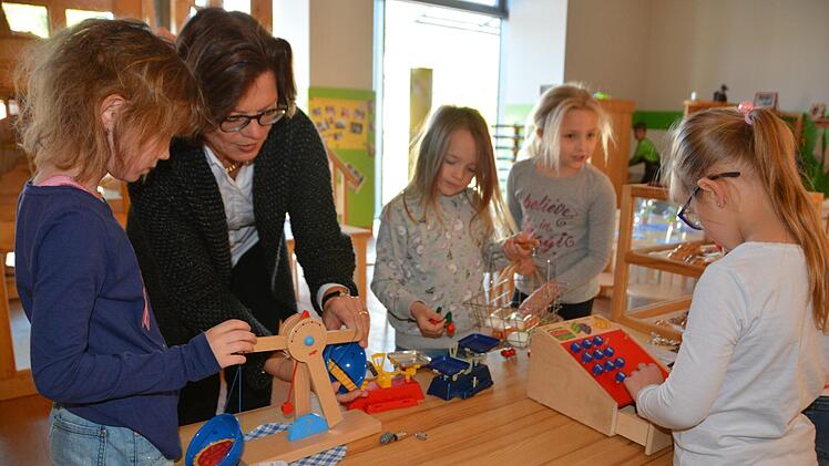Spielen im Kinderreich gehört auch zum Erlebnistag. Auf dem Foto hilft Mönchshof-Geschäftsführerin Helga Metzel der kleinen Emilia aus der Grundschule Marktleugast, die Kaufladen-Waage in Balance zu bringen. Ihre Klasse hat 2019 den Erlebnistag gewonnen. Foto: Archiv/Dagmar Besand