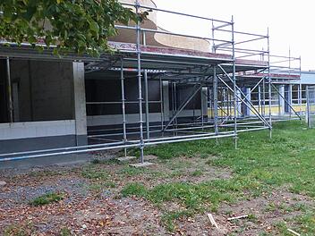 Da war er noch eingerüstet, der  Kindergarten-Anbau in Ebenhausen. Die Sanierung des Kindergartens  war das größte Projekt in Ebenhausen in der letzten Zeit. Foto: Archiv Hans-Peter Hepp