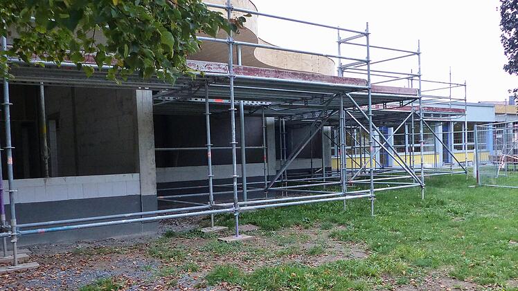 Da war er noch eingerüstet, der  Kindergarten-Anbau in Ebenhausen. Die Sanierung des Kindergartens  war das größte Projekt in Ebenhausen in der letzten Zeit. Foto: Archiv Hans-Peter Hepp