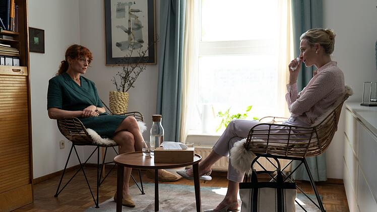 Auch die Patienten nerven: Psychotherapeutin Ina (Anne Ratte-Polle, links) mit Klientin Chernikova (Jana Klinge).