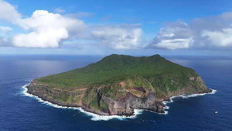 Auf den ersten Blick wirkt die Insel ʻAta im S&uuml;dpazifik wie ein Paradies, doch schnell entpuppt sich die Insel f&uuml;r die Gestrandeten als lebensbedrohlich.