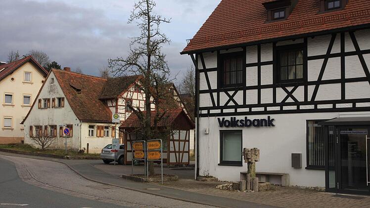 Anstelle des alten Gebäudes (l.) entsteht eine Apotheke.
