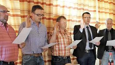 Bertram Reuß,Markus Hahn, Rainer Schüll, Markus Schorn, Reinhold Klein, (im Bild von links) wurden von Bürgermeister Hermann Niediek vereidigt.