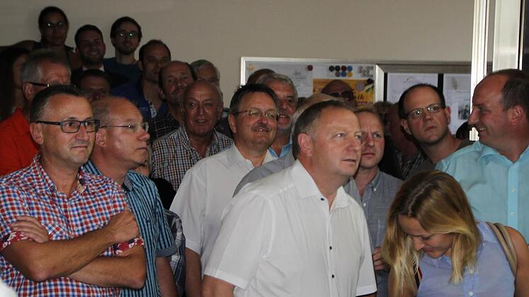 Die Spannung im Foyer des Rathauses ist mit Händen zu greifen. Foto: Ulrike Müller