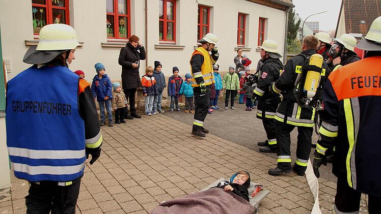 Die Feuerwehrleute erläuterten den Erzieherinnen und Kindern auch das Vorgehen bei ihrem Einsatz.