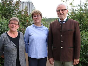 Personalratsvorsitzende Elisabeth Düring (links) und Schulleiter Harry Koch gratulierten Bärbel Pitrof zu 40 Dienstjahren als Fachlehrerin.Heike Beudert
