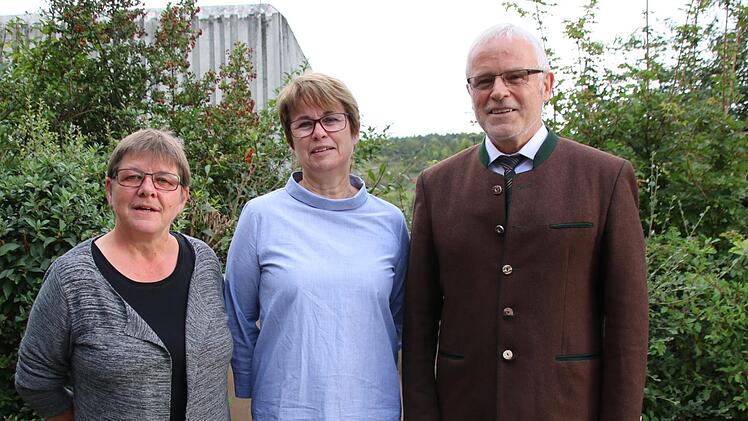 Personalratsvorsitzende Elisabeth Düring (links) und Schulleiter Harry Koch gratulierten Bärbel Pitrof zu 40 Dienstjahren als Fachlehrerin.Heike Beudert