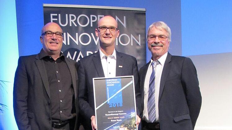 Die Chefredakteure Heiko Paul (l.) und Raymond Eckl (r., beide DoldeMedien) übergaben Knaus Produktmanager Jürgen Thaler den "European Innovation Award". Copyright Knaus Tabbert