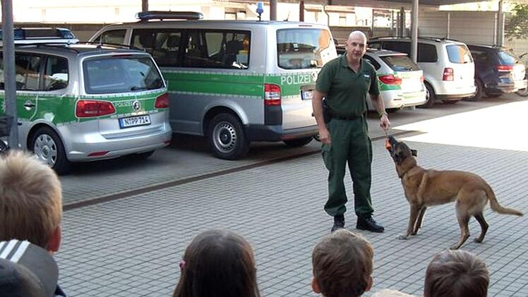 Der Besuch bei der Polizei kommt jedes Jahr gut an und darf im Ferienprogramm nicht fehlen. Foto: Richard Sänger (Archiv)