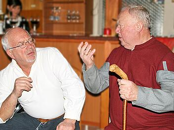 Auch so kennt man Rainer Kirch (links): Im Hans-Sachs-Spiel mimt er den  geplagten Ehemann. Rechts Baldur Kolb. Foto: Dieter Britz