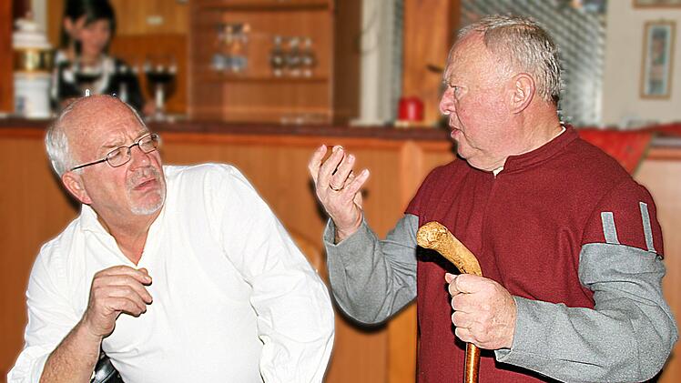 Auch so kennt man Rainer Kirch (links): Im Hans-Sachs-Spiel mimt er den  geplagten Ehemann. Rechts Baldur Kolb. Foto: Dieter Britz