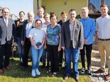 Josef Angles (Dritter von links ) feierte im Kreise seiner Familie seinen 80.Geburtstag. Links 3. Bürgermeister Thomas Reißig. Foto: Ewald Rehm