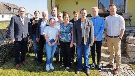 Josef Angles (Dritter von links ) feierte im Kreise seiner Familie seinen 80.Geburtstag. Links 3. Bürgermeister Thomas Reißig. Foto: Ewald Rehm