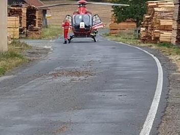 Mit dem Hubschrauber wurde der Verletzte in die Klinik f&uuml;r Handchirurgie nach Bad Neustadt gebracht.