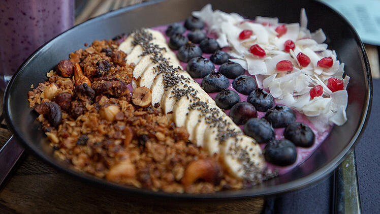 Vegane Acai Bowl mit Kokosjoghurt, Bananen und Beeren im Basecoffee.