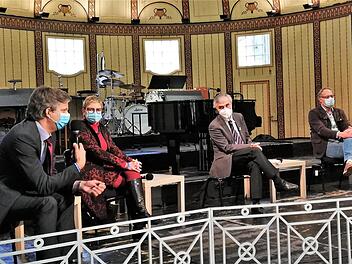 Kompetent und sachlich diskutierten (von links) Professor  Lars Dölken,  Sabine Dittmar (SPD), Versorgungsarzt Ralph Brath sowie der Ärztliche Direktor der Heiligenfeld-Kliniken Jörg Ziegler  auf den Gesundheitstagen. Foto: Sigismund von Dobschütz