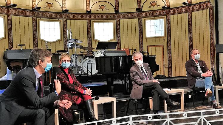 Kompetent und sachlich diskutierten (von links) Professor  Lars Dölken,  Sabine Dittmar (SPD), Versorgungsarzt Ralph Brath sowie der Ärztliche Direktor der Heiligenfeld-Kliniken Jörg Ziegler  auf den Gesundheitstagen. Foto: Sigismund von Dobschütz