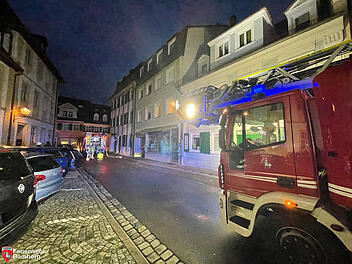 Anwohner in Bamberg schlagen Alarm - Feuerwehr entdeckt schlafende Person in verrauchter Wohnung