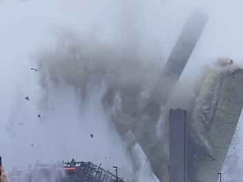 Sprengung Kamin des Steinkohlenkraftwerks Ibbenb&uuml;ren