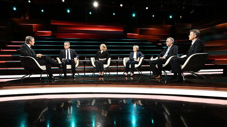 Markus Lanz (links) diskutierte am Dienstagabend mit CDU-Politiker Roderich Kiesewetter (zweiter von links), Journalistin Kristina Dunz (dritte von links), Politologin Bente Scheller (dritte von rechts), Sicherheitsexperte Frank Umbach (zweiter von rechts) und Migrationsexperte Gerald Knaus.