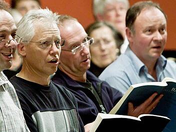 Konzentration und Enthusiasmus: Männerstimmen des Coburger Bachchores bei der Probenarbeit zur h-Moll-Messe. Foto: Jochen Berger
