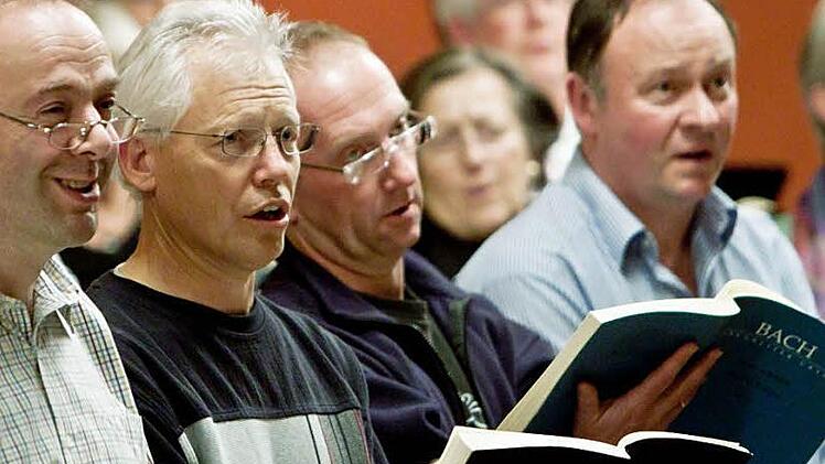Konzentration und Enthusiasmus: Männerstimmen des Coburger Bachchores bei der Probenarbeit zur h-Moll-Messe. Foto: Jochen Berger