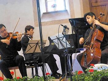 Sie passten auf Anhieb zusammen: der Geiger Feng Ning, der Pianist Konstantin Shamray und der Cellist Kian Soltani. Foto: Ahnert