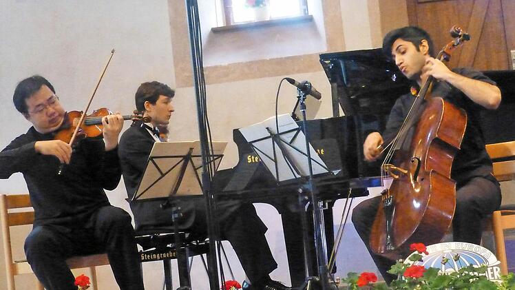 Sie passten auf Anhieb zusammen: der Geiger Feng Ning, der Pianist Konstantin Shamray und der Cellist Kian Soltani. Foto: Ahnert