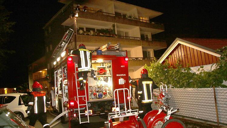 Eine Person wurde bei einem Wohnungsbrand in Coburg leicht verletzt. Fotos: Micahel Stelzner