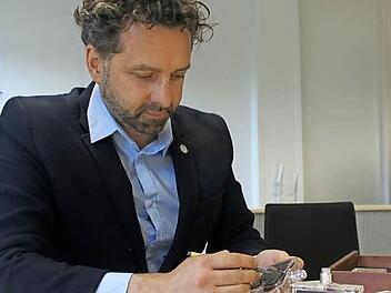Für Stefan Bauer ist Glas etwas Faszinierendes. Er hat mit zur Entwicklung der Glasflakons aus Holz, Schiefer und Leder beigetragen. Foto: Veronika Schadeck
