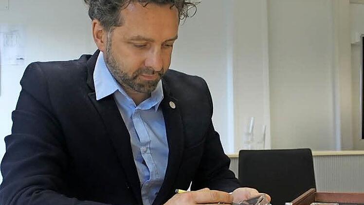 Für Stefan Bauer ist Glas etwas Faszinierendes. Er hat mit zur Entwicklung der Glasflakons aus Holz, Schiefer und Leder beigetragen. Foto: Veronika Schadeck