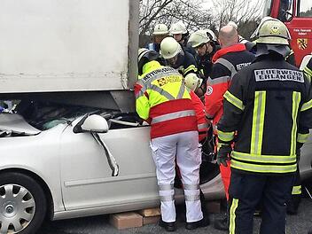 Die Rettungskräfte befreiten den Beifahrer aus dem eingeklemmten Auto.  Foto: Michael Busch