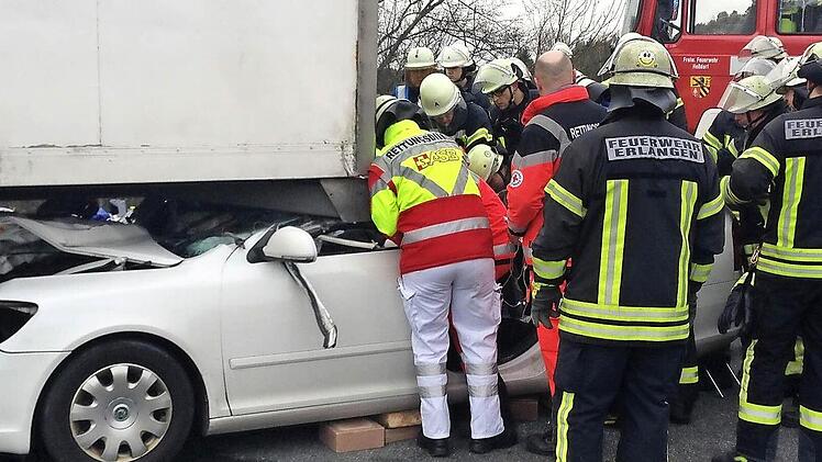 Die Rettungskräfte befreiten den Beifahrer aus dem eingeklemmten Auto.  Foto: Michael Busch