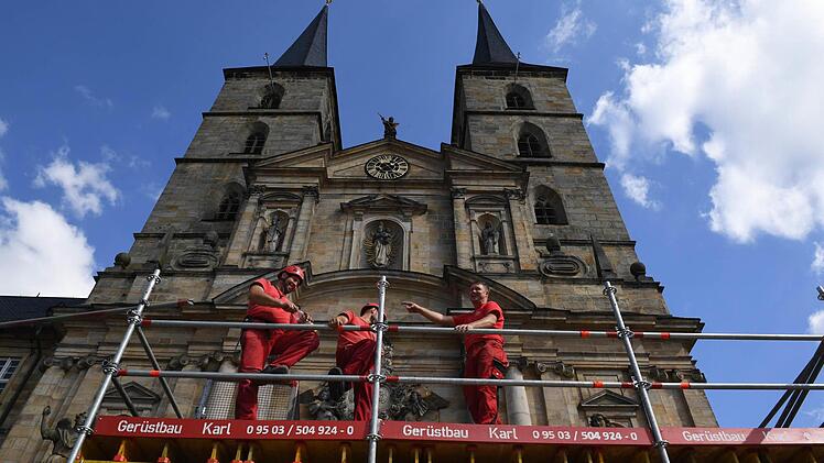 Die Gerüstbauer müssen an St. Michael ganze Arbeit leisten. Bis 17. Oktober soll das gesamte Gotteshaus eingerüstet sein. Fotos: Ronald Rinklef
