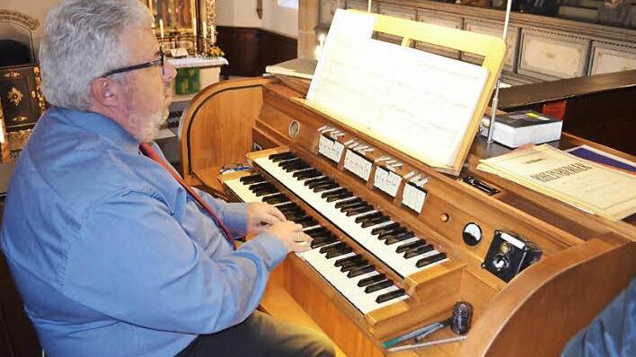 Kirchenmusikdirektor Klaus Bormann ließ auf der 100-jährigen Orgel Werke verschiedener Komponisten erklingen.  Foto: Thomas Micheel