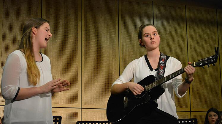 Wusste mit ihrem einfühlsamen Gesang zu gefallen: Mercedes Dörr (links); begleitet wurde sie dabei von Hanna Schäfer (rechts) auf der Gitarre. Foto: Björn Hein