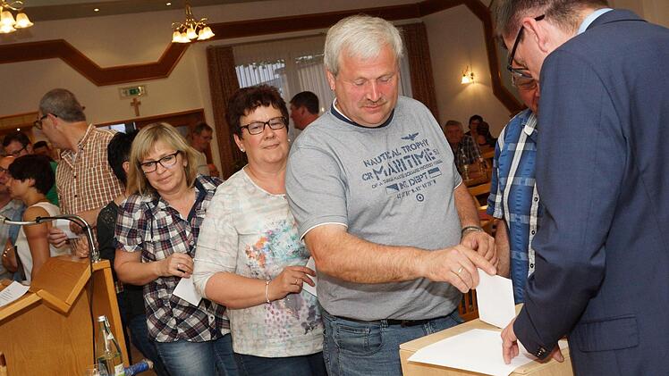 Die Obererthaler stehen an der Wahlurne an.Foto: Arkadius Guzy