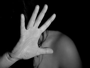 Großenseebach: Glatzenmann missbraucht junge Frau - auf Heimweg verfolgt